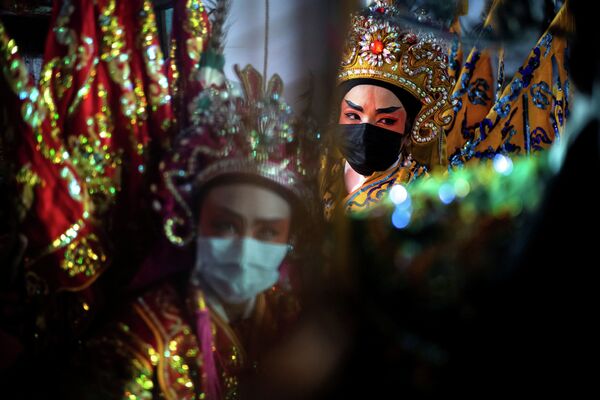 Члены китайской оперной труппы готовятся к выступлению во время вегетарианского фестиваля в Бангкоке - Sputnik Кыргызстан