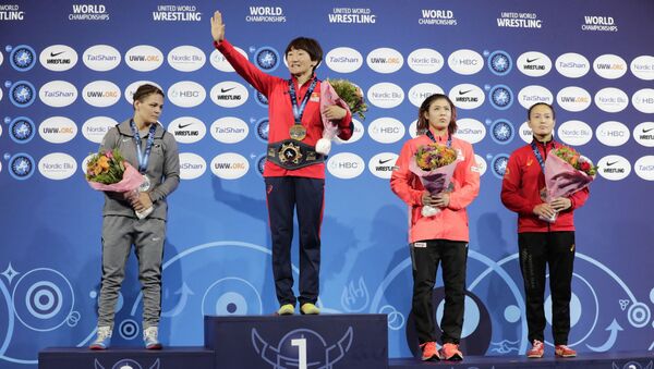 Кыргызстанка Айсулуу Тыныбекова (вторая слева) завоевавшая золотую медаль на церемонии награждения призеров чемпионата мира по борьбе в Осло, Норвегия. 05 октября 2021 года - Sputnik Кыргызстан