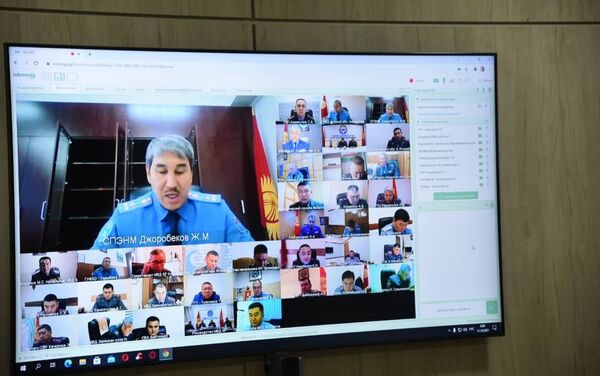 Министр Улан Ниязбеков провел онлайн-совещание с участием руководителей подразделений органов внутренних дел, на котором обсудили вопросы обеспечения безопасности в ходе выборной кампании - Sputnik Кыргызстан
