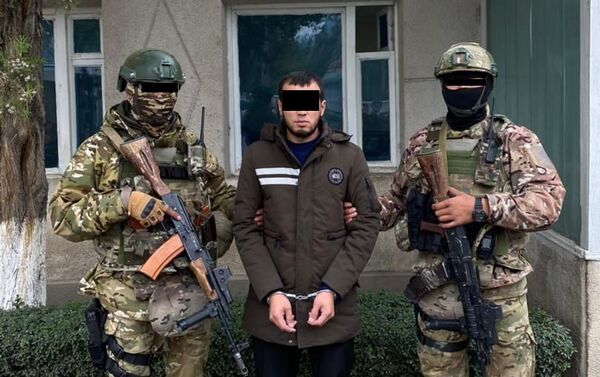 Во время обыска в их жилье нашли экстремисткую литературу (книги, брошюры, листовки, тетради, электронные носители и другие), сообщили в спецслужбе - Sputnik Кыргызстан