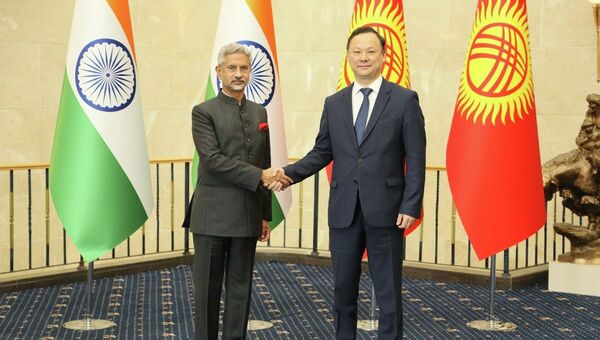 Министр иностранных дел Кыргызстана Руслан Казакбаев во время встречи с министром иностранных дел Индии Субраманьямом Джайшанкаром в рамках его официального визита в КР - Sputnik Кыргызстан