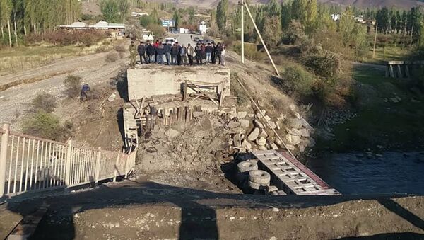 Обвал моста с грузовиком в Оше - Sputnik Кыргызстан