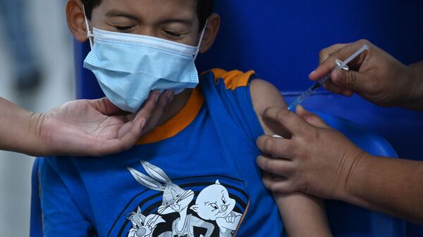 Ребенок во время получения прививки. Архивное фото - Sputnik Кыргызстан