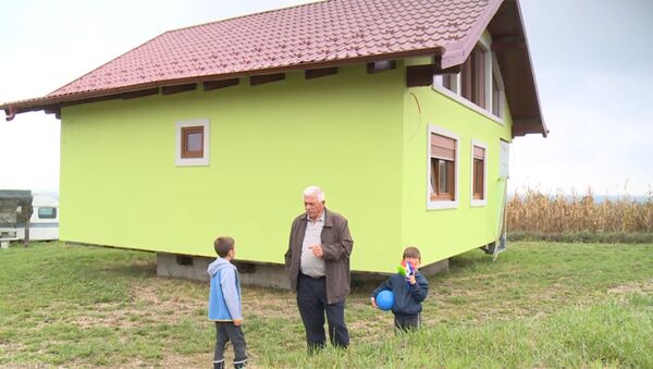 Босниец устал от капризов жены и построил вращающийся дом. Видео - Sputnik Кыргызстан