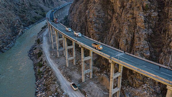 Масштабы поражают! Как выглядит самый большой мост в КР — видео с дрона - Sputnik Кыргызстан