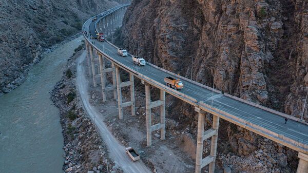 Строящийся эстакадный мост на альтернативной дороге север — юг, которая соединит Джалал-Абад и Балыкчи. Срок сдачи трассы в эксплуатацию несколько раз переносили. По последним данным Минтранса, она будет полностью готова в 2024 году. - Sputnik Кыргызстан