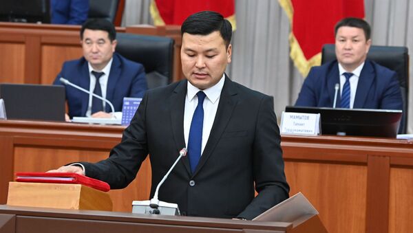 Министр юстиции Аяз Баетов во время принесения присяги - Sputnik Кыргызстан