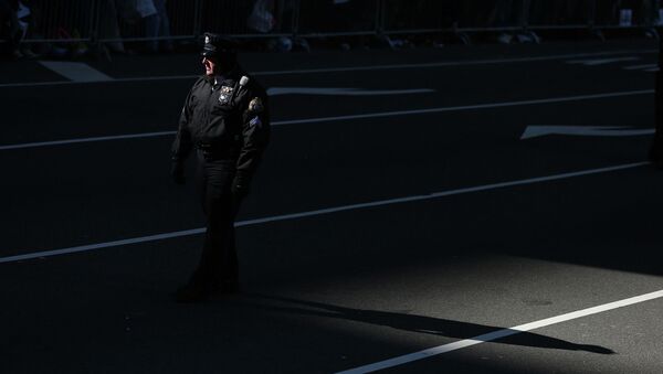 Офицер полиции во время патрулирования в штате Пенсильвания. Архивное фото - Sputnik Кыргызстан