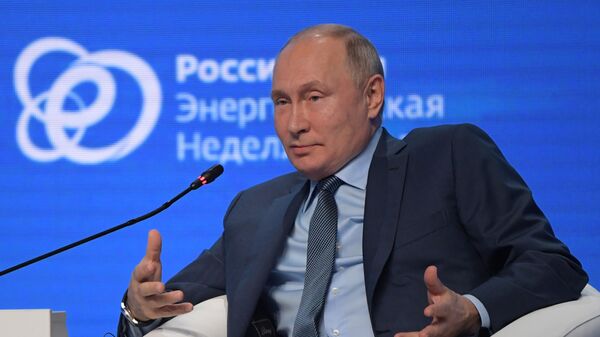 Президент РФ В. Путин принял участие в пленарном заседании форума Российская энергетическая неделя - Sputnik Кыргызстан