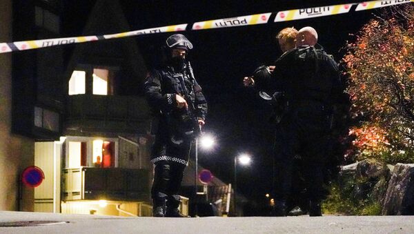 Полицейское оцепление, после убийства и ранения нескольких человек в Конгсберге (Норвегия) - Sputnik Кыргызстан