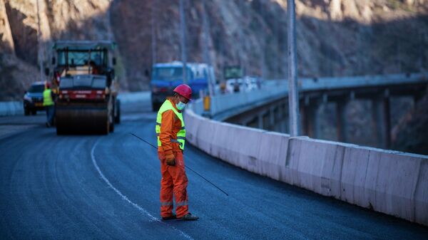 Рабочий во время строительства эстакадного моста в КР. Архивное фото - Sputnik Кыргызстан