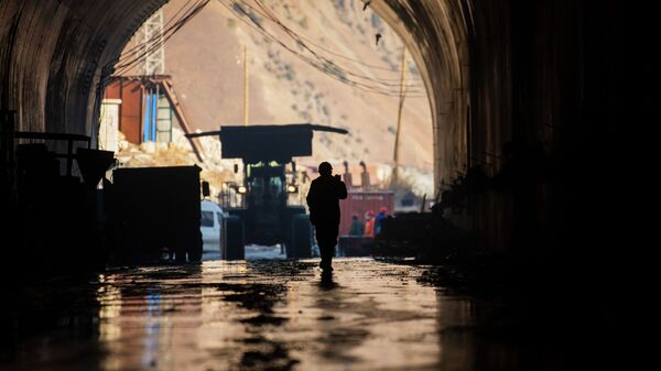Рабочий во время строительства тоннеля на перевале. Архивное фото - Sputnik Кыргызстан