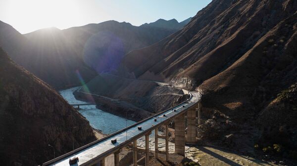 Вид эстакадного моста с дрона. Когда построят Тогуз-Тороускую ГЭС, местность под мостом будет затоплена. - Sputnik Кыргызстан