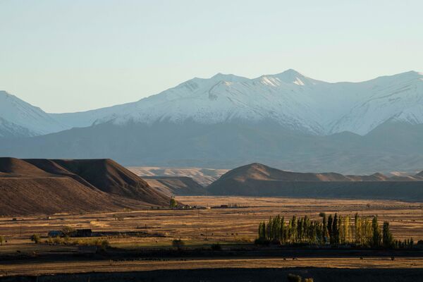 Трассанын буга чейин такыр жол жок 100 чакырымдан ашык бөлүгүнө жаңы жол салынды - Sputnik Кыргызстан