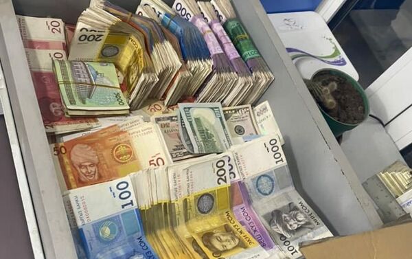 Задержанный также добровольно выдал 4 600 долларов банкнотами по 100. ГКНБ пока не утверждает, что они фальшивые, назначена судебно-техническая экспертиза. - Sputnik Кыргызстан