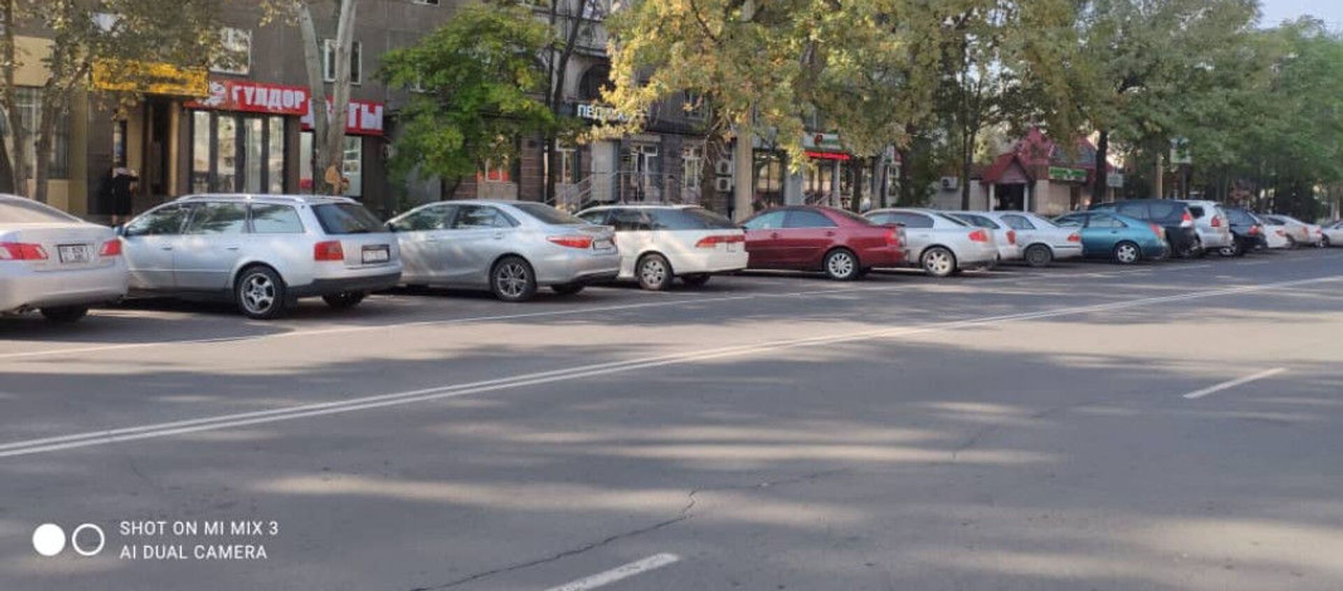 Автомобили припаркованные в новой муниципальной парковке в Бишкеке - Sputnik Кыргызстан, 1920, 14.10.2021