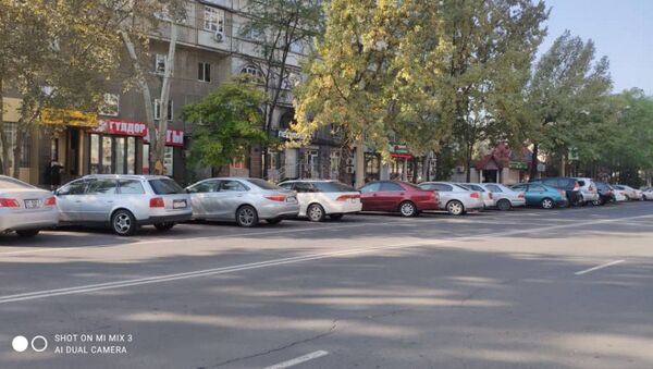 Автомобили припаркованные в новой муниципальной парковке в Бишкеке - Sputnik Кыргызстан