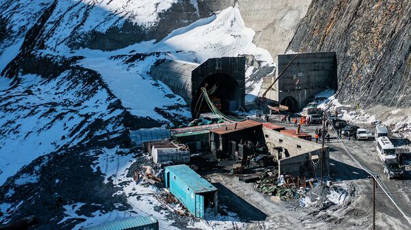 Захватывает дух! Как прорубают самый большой тоннель в КР — видео с дрона - Sputnik Кыргызстан