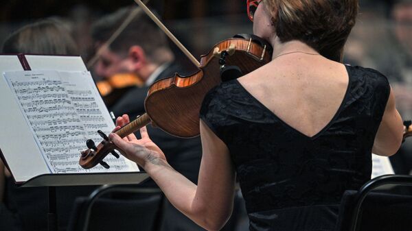 Скрипачка во время концерта классической музыки. Архивное фото - Sputnik Кыргызстан