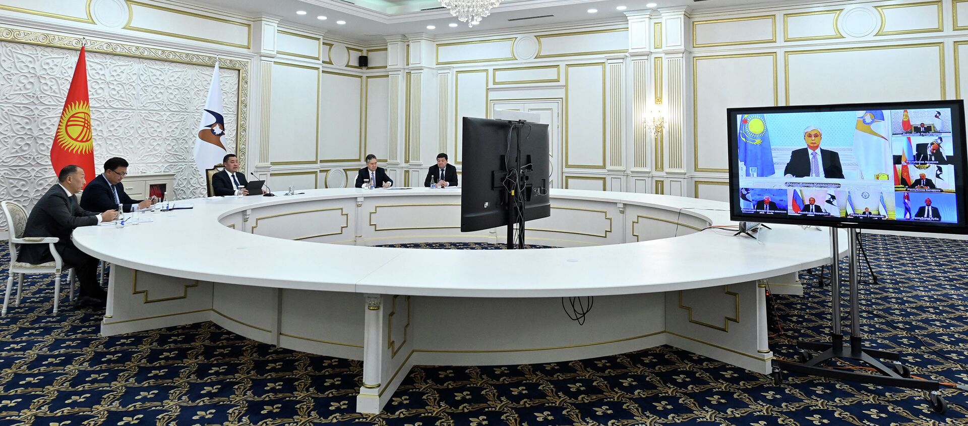 Президент Кыргызстана Садыр Жапаров во время выступления на очередном заседании Высшего Евразийского экономического совета (ВЕЭС) в режиме видеоконференции - Sputnik Кыргызстан, 1920, 14.10.2021