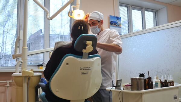 Врач-стоматолог во время приема пациента. Архивное фото - Sputnik Кыргызстан