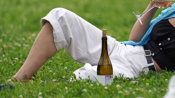 Женщина пьет вино в парке. Архивное фото - Sputnik Кыргызстан