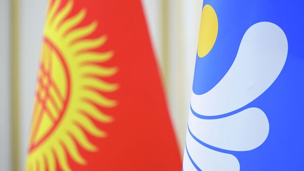 Кыргызстан жана КМШ эмблемасы. Архивдик сүрөт - Sputnik Кыргызстан