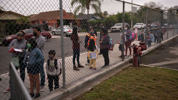 Родители и ученики ждут в очереди возле школы в Мейвуде, штат Калифорния. Архивное фото - Sputnik Кыргызстан