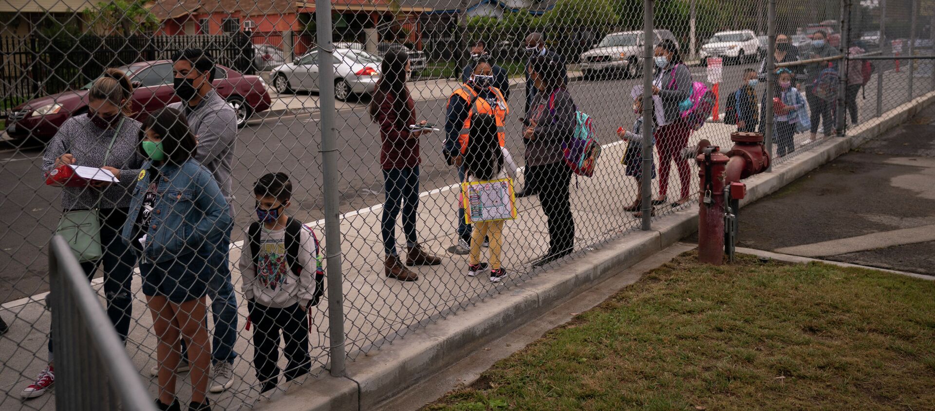 Родители и ученики ждут в очереди возле школы в Мейвуде, штат Калифорния. Архивное фото - Sputnik Кыргызстан, 1920, 15.10.2021