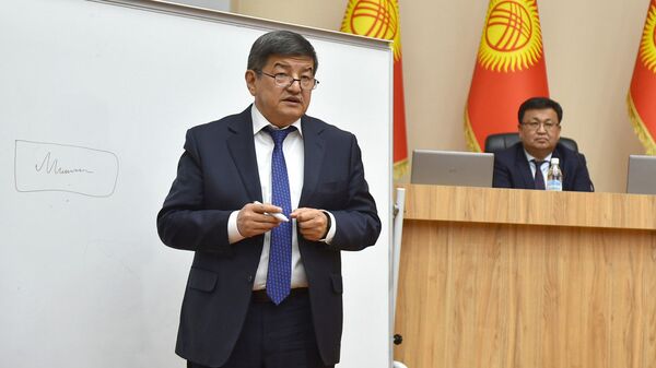 Председатель кабинета министров Акылбек Жапаров во время рабочего совещания. Архивное фото - Sputnik Кыргызстан