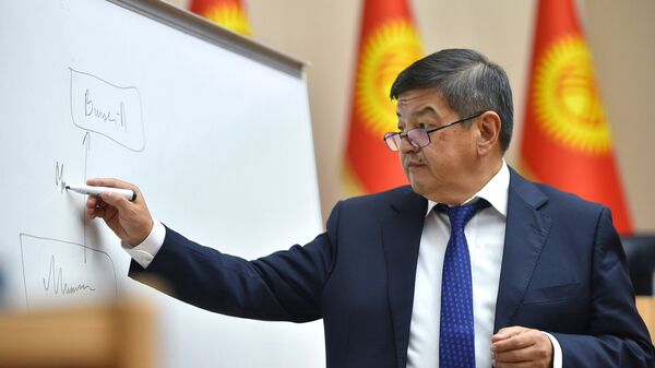 Председатель кабинета министров Акылбек Жапаров во время рабочего совещания с сотрудниками администрации президента КР - Sputnik Кыргызстан
