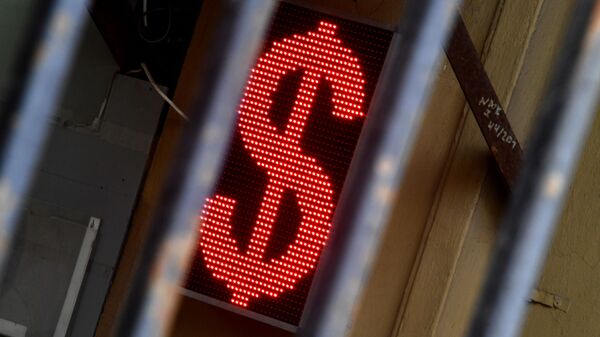 Электронное табло со знаком доллара на одной из улиц в Москве. Архивное фото - Sputnik Кыргызстан