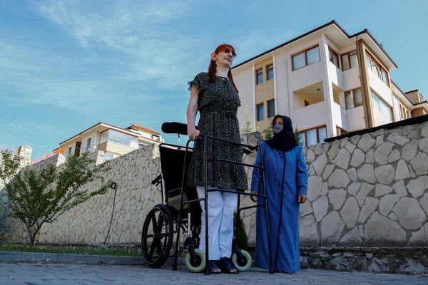 Самая высокая женщина в мире Румейса Гелги позирует с матерью возле своего дома в Сафранболу (Турция) во время пресс-конференции  - Sputnik Кыргызстан