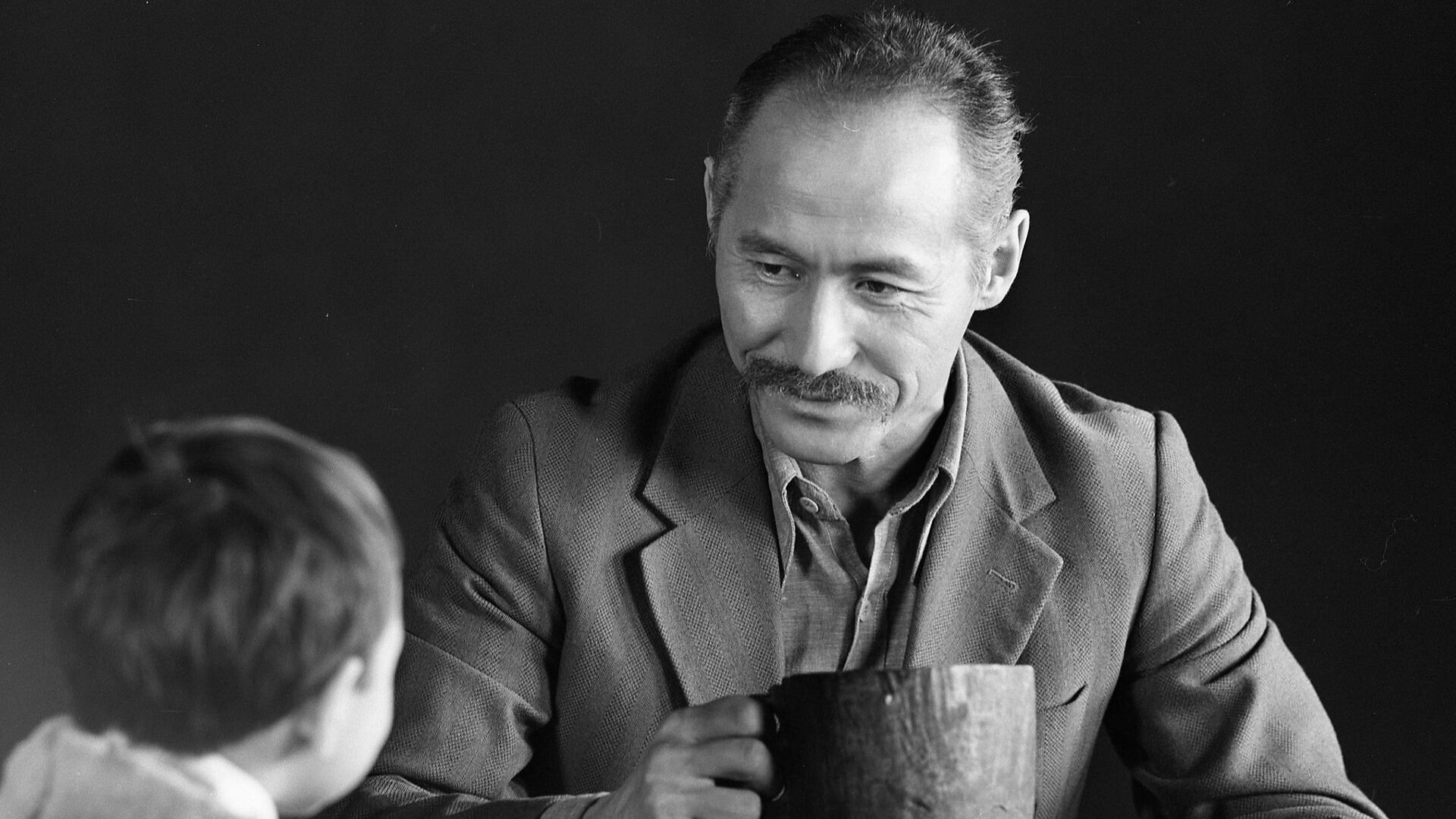 Сүрөтчүлүк талант менен адамдык сапаттар айкалышып турган чыгаан актёр Сүймөнкул Чокморов - Sputnik Кыргызстан, 1920, 17.09.2023