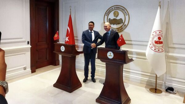 Министр чрезвычайных ситуации Бообек Ажикеев во время встречи с главой турецкого МВД Сулейманом Сойлу в Анкаре - Sputnik Кыргызстан