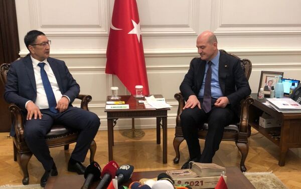 Министр чрезвычайных ситуации Бообек Ажикеев попросил и главы турецкого МВД вертолеты и катер для Кыргызстана - Sputnik Кыргызстан