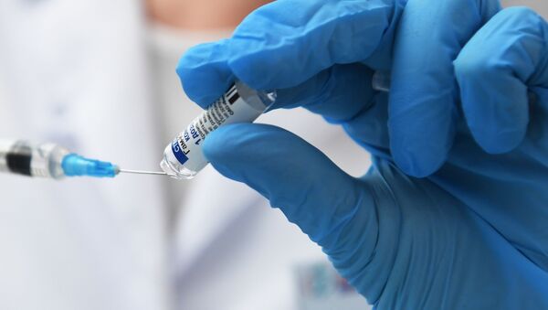 Медицинский работник набирает в шприц препарат от коронавирусной инфекции Гам-Ковид-Вак (Спутник V). Архивное фото - Sputnik Кыргызстан