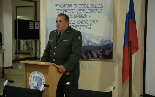 Атташе по вопросам обороны при российском посольстве полковник Игорь Довбня рассказал, что также были вручены два сертификата на протезирование общей стоимостью 240 тысяч сомов - Sputnik Кыргызстан