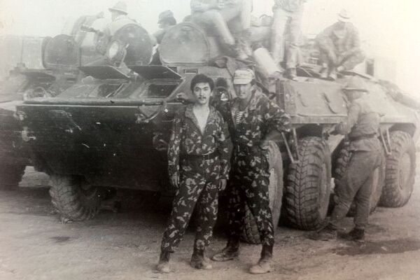 Советтик 40-армиянын атайын пропаганда бөлүмүнүн кыргызстандык офицерлери Айбек Дехканов (солдо) жана Замир Арынов. 1982-жыл, Түндүк Афганистан - Sputnik Кыргызстан