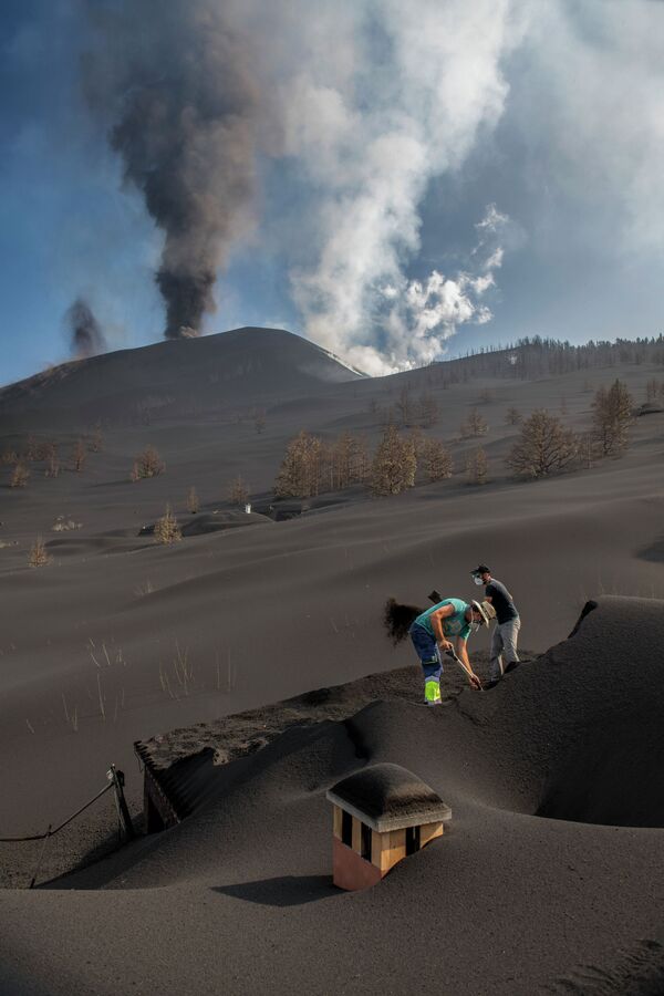 Вулканический пепел покрыл остров Пальма. Извержение вулкана Кумбре-Вьеха продолжается, лава покрыла около 674 гектаров земли и уничтожила более 800 домов. - Sputnik Кыргызстан