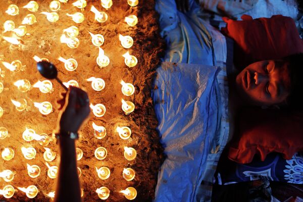 Непалдын Бхактапур шаарындагы Дашайн фестивалынын акыркы күнүндө индуисттер диний жөрөлгө жасап жатышат - Sputnik Кыргызстан