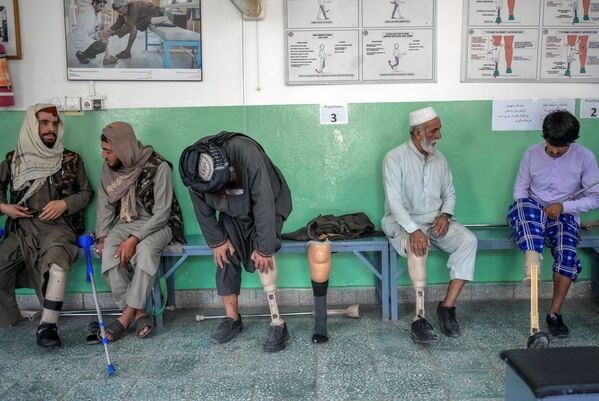 Талибан согушкерлери Кызыл чырым эл аралык коимтетинин Кабулдагы реабилитациялык борборунда буттарына коюлган жаңы протездерди сынап көрүшүүдө - Sputnik Кыргызстан