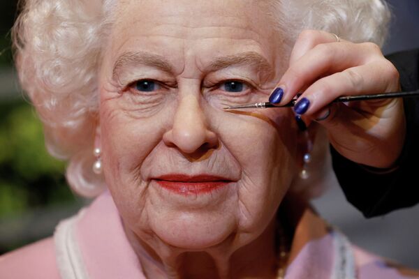 Художница Эмма Михан наносит последние штрихи на новую восковую фигуру британской королевы. Эта фигура заменила созданную в 2012 году в честь бриллиантового юбилея Елизаветы II. - Sputnik Кыргызстан
