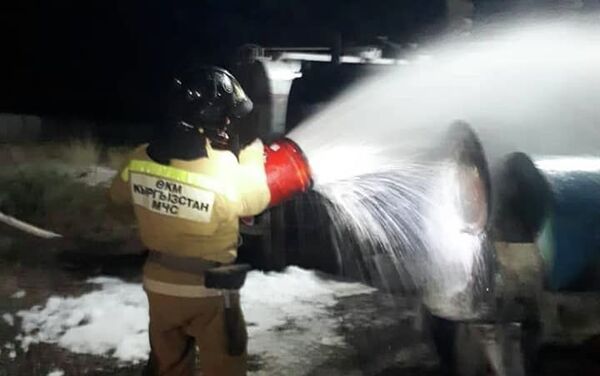 Информация о возгорании насоса на нефтебазе по улице Айылчиева поступила в пожарную службу вечером - Sputnik Кыргызстан