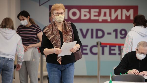 Люди в пункте вакцинации от COVID-19 в ГУМе в Москве. Архивное фото - Sputnik Кыргызстан