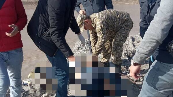 Сотрудники МЧС на месте обнаружения тела мужчины в водохранилище в селе Нижняя Ала-Арча Аламединского района - Sputnik Кыргызстан
