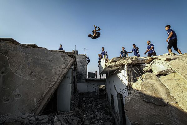 Снимок Паркур на руинах сирийского фотографа Мунеба Тайма, победивший в категории Спорт, одиночные фотографии конкурса имени Стенина - Sputnik Кыргызстан