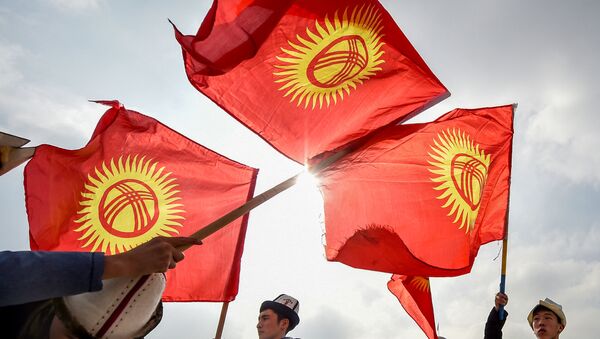 Мальчики размахивают государственным флагом. Архивное фото - Sputnik Кыргызстан