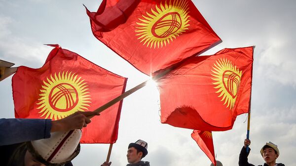 Мальчики размахивают государственным флагом. Архивное фото - Sputnik Кыргызстан