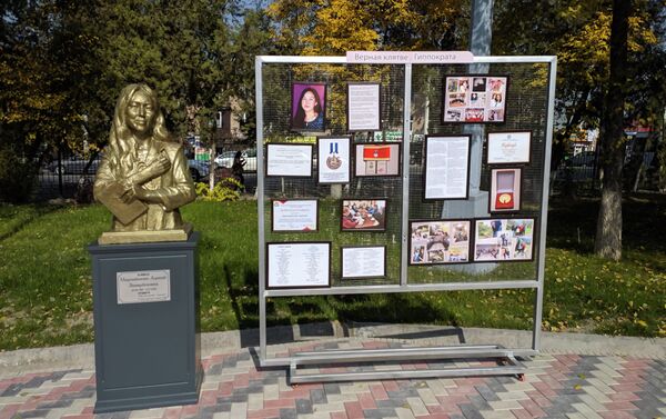Мемориал установлен в сквере около главного корпуса Кыргызской государственной медицинской академии имени Исы Ахунбаева в Бишкеке - Sputnik Кыргызстан